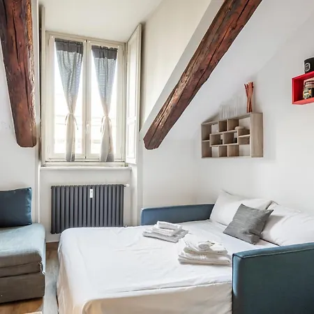 Guesthost - Piazza Castello Appartement *